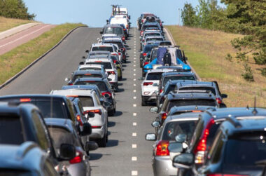 The Chain Reaction Risk of Sudden Stops in Heavy Traffic