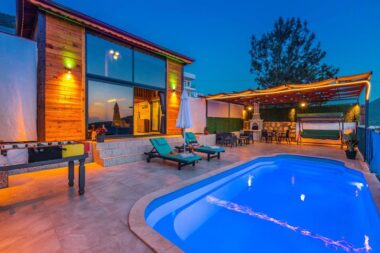 Creating a Backyard That Feels Inviting After Sunset Without Overdoing It