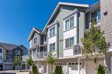 How to Choose Between Townhomes and Apartments