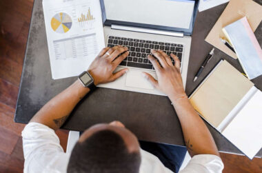 How Working Professionals Can Work With a Financial Advisor to Create Additional Income